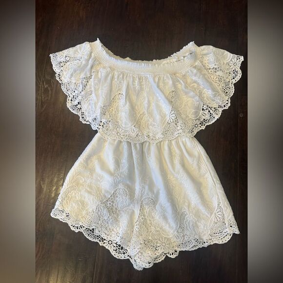 Abercrombie and Fitch White Lace Eyelet Embroidered Romper Size Medium - Picture 1 of 12